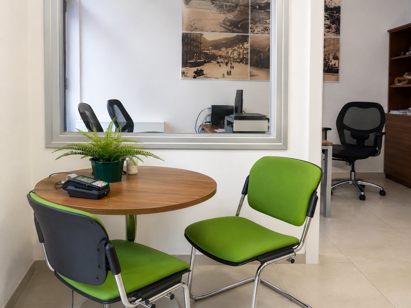 Area ricevimento e tavolo di consulenza dello studio Effe Service